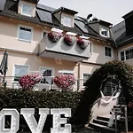 Отель Schoenfelder Hof Hollfeld